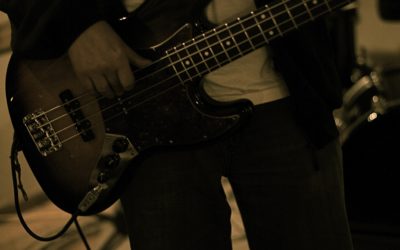 Uczym grać na gitarze basowej